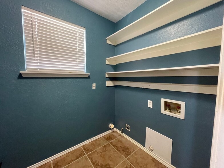 Building Photo - 2718 Bordeaux Dr