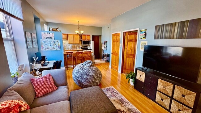 Building Photo - 1368 W Evergreen Ave