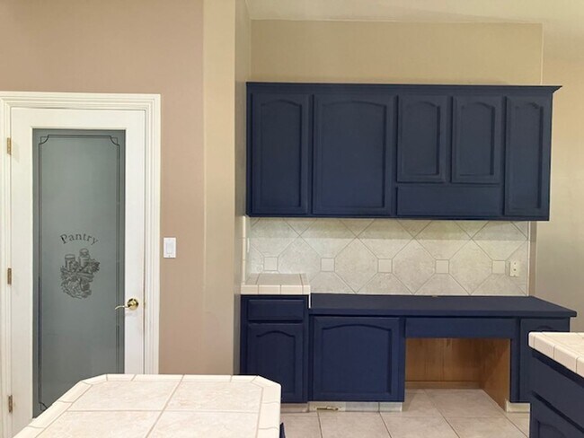 Building Photo - West Bakersfield Custom Home for Rent!