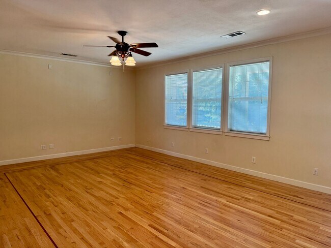 Building Photo - Charming 3-Bedroom, 2-Bath Home in a Pictu...