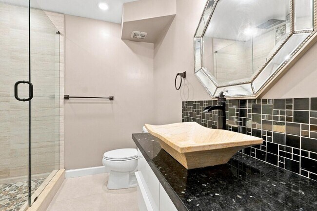 Building Photo - 3017 N Oakland Forest Dr