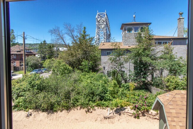 Building Photo - AVAILABLE AUGUST - Beautifully Renovated 2 bed/1bath Home on PARK POINT