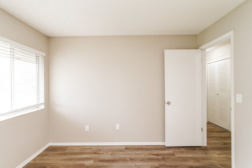 Building Photo - 1304 Sterling Oaks Dr