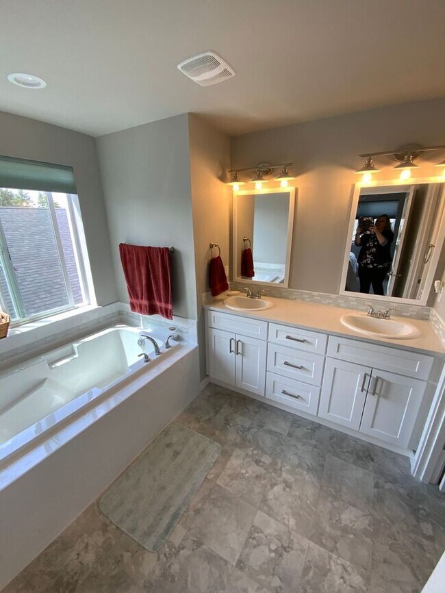 Building Photo - Centralia 4bdr brand new home 2 garage & s...