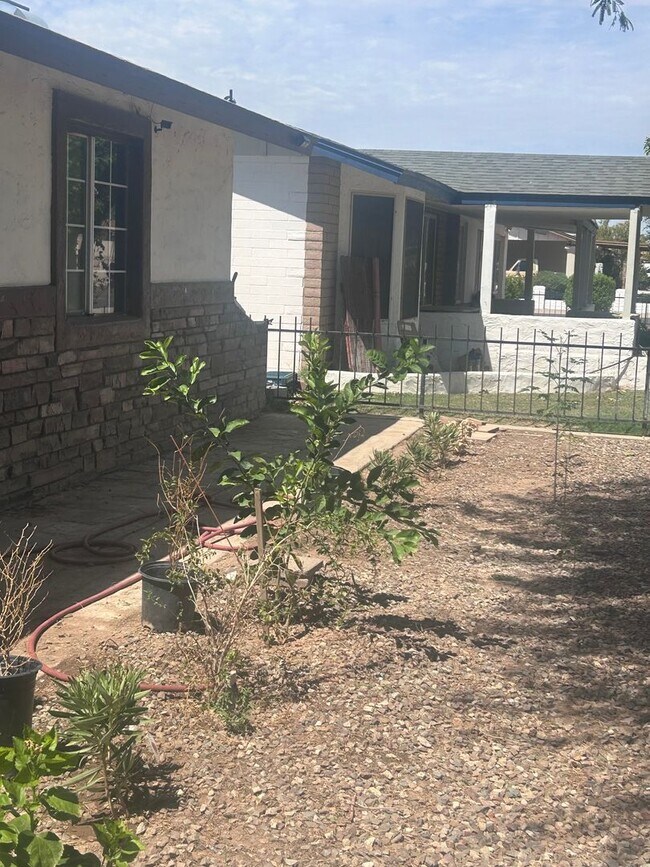 Building Photo - Absolutely Amazing Renovated Home – Move-I...