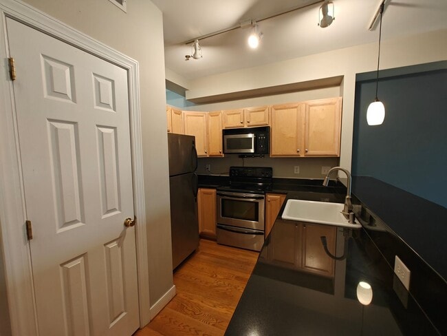 Building Photo - Large 2 bedroom one level condo on first f...