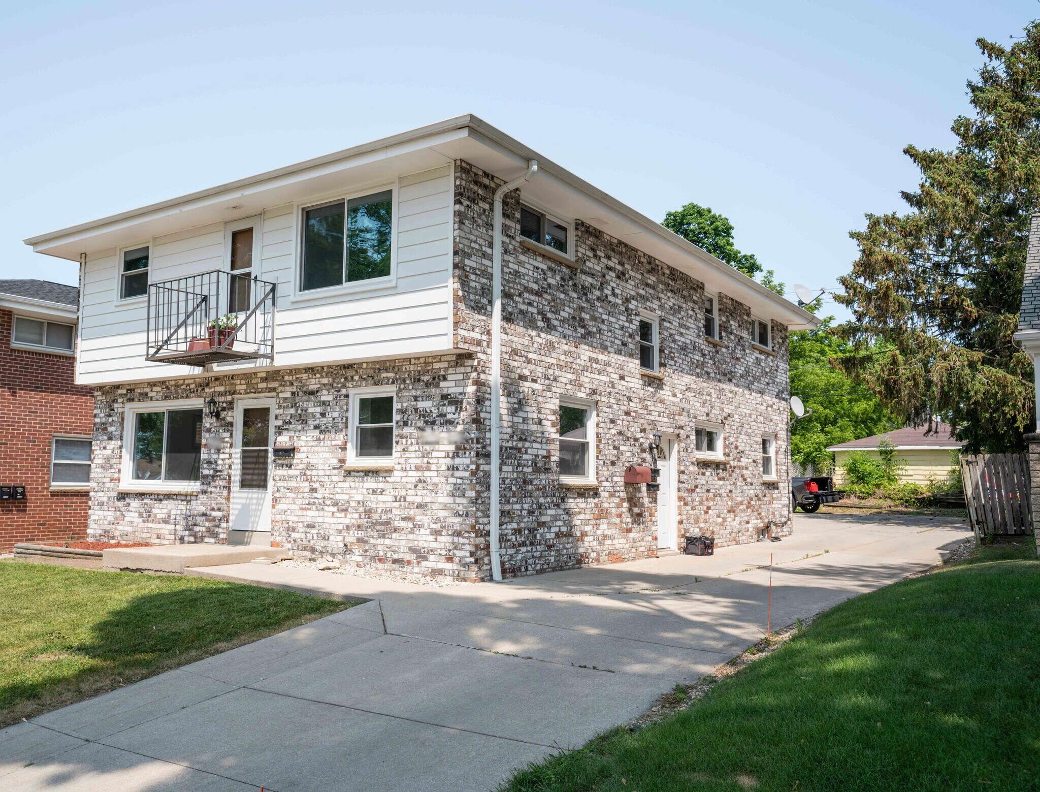 Building Photo - 2110 S 96th St