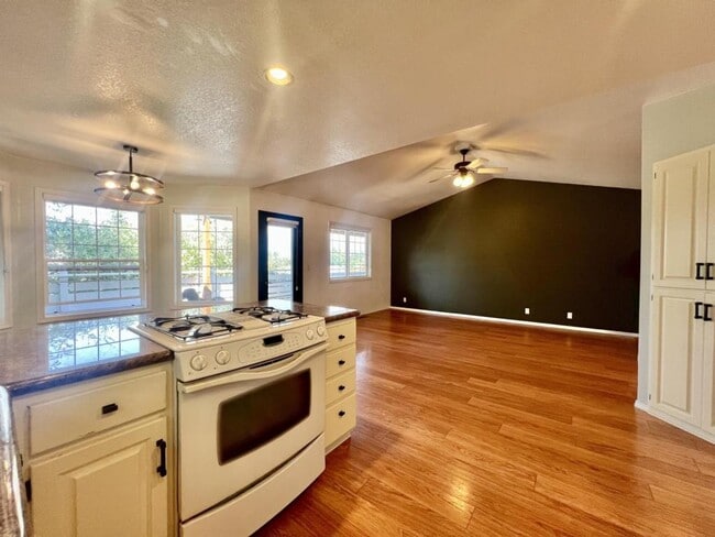 Building Photo - 1062 Thelma Way
