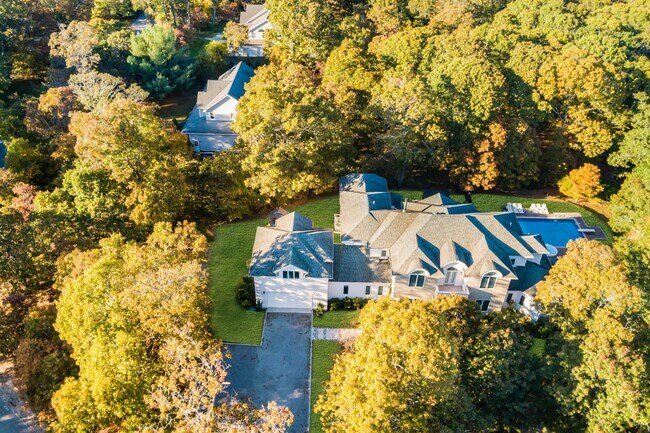 Building Photo - 10 Bay Woods Dr