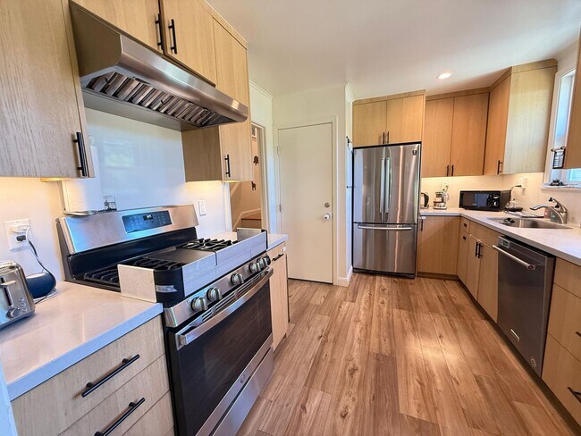 Building Photo - Spacious 5BD/2BA Home in San Carlos with S...