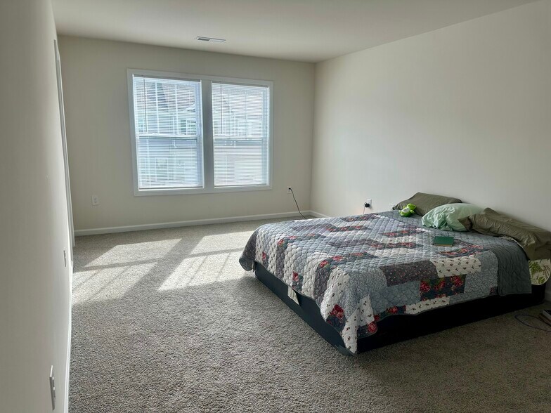 Spacious master bedroom - 38 Ravens Ridge Rd