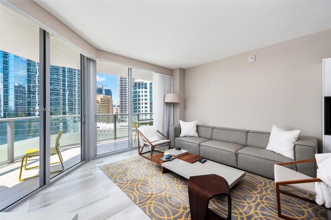 Building Photo - 1300 Brickell Bay Dr
