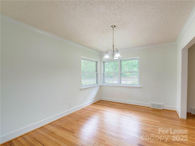 Building Photo - 1422 Holmes Dr