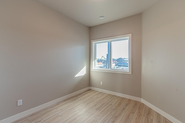 Building Photo - 5846 James Dr W