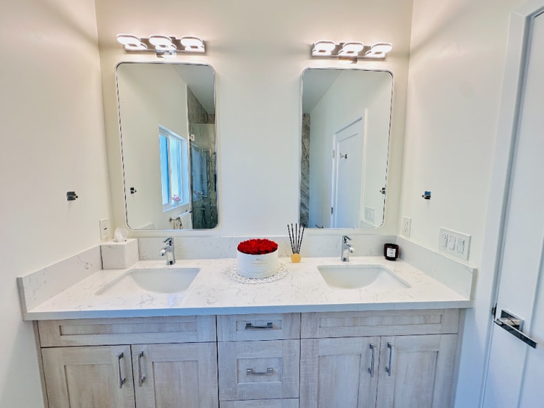 Building Photo - 8436 Oakdale Ave