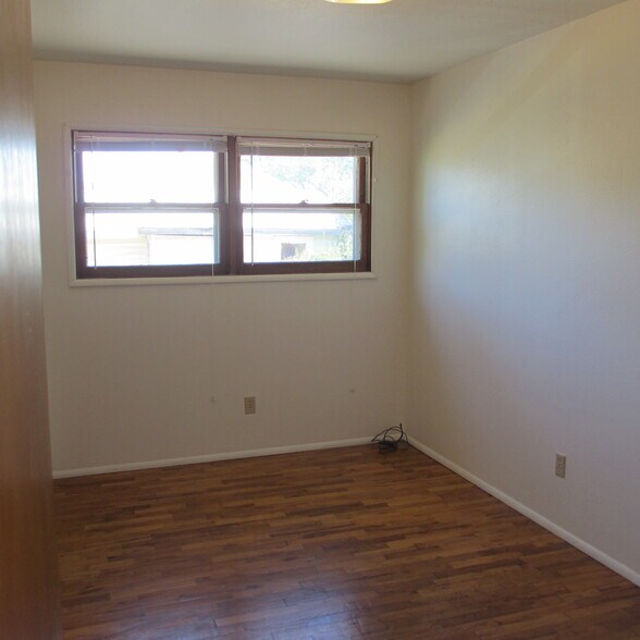 Bedroom - 905 W 10th St