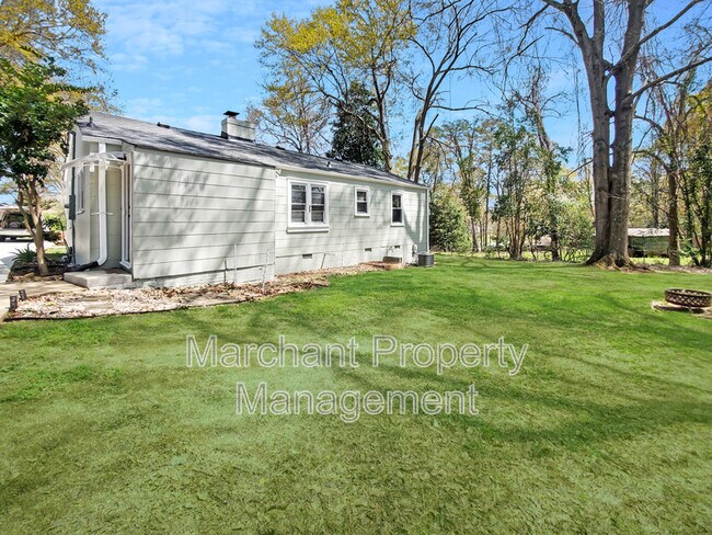 Building Photo - 8 E Circle Ave