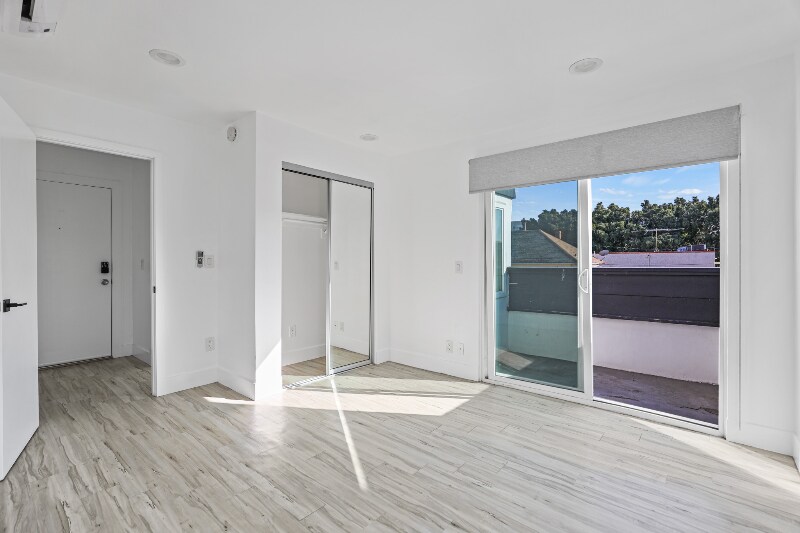 Building Photo - 850 N Van Ness Ave