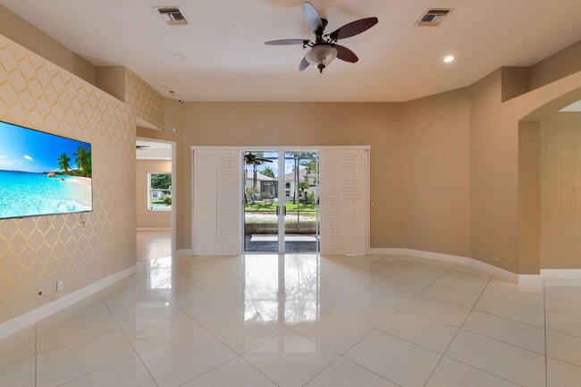 Building Photo - 12372 Cascades Pointe Dr