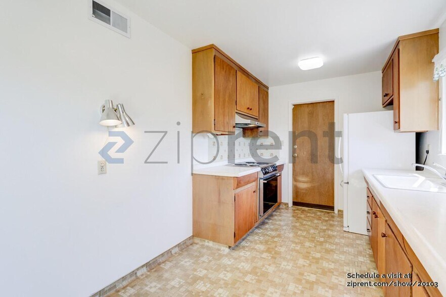 Building Photo - 3100 Ascot Ct