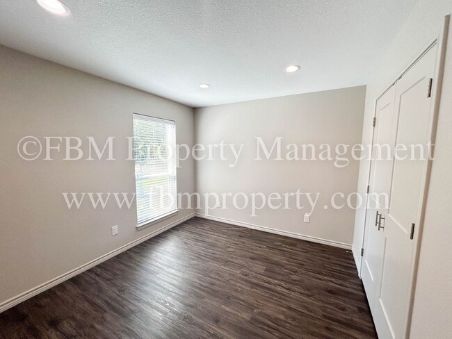 Building Photo - Hidden Creek, Unit 512 - 2 Bedroom, 2 Bathroom Beautiful Apartment Home in Ennis, TX!