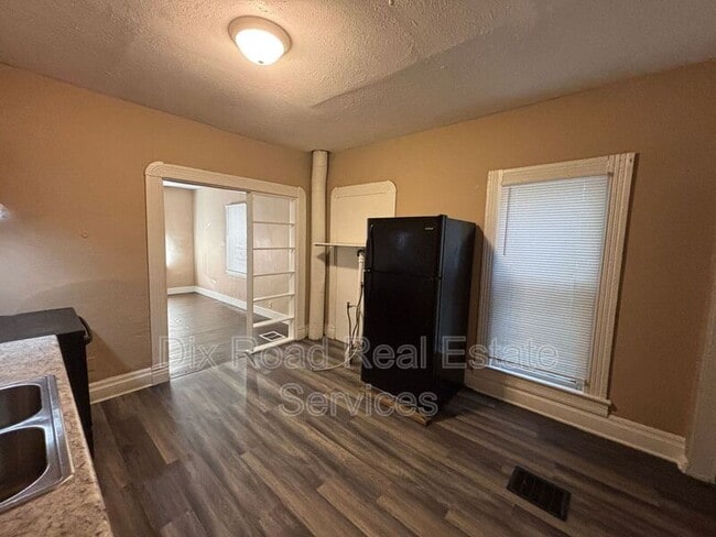 Building Photo - 722 East Ave