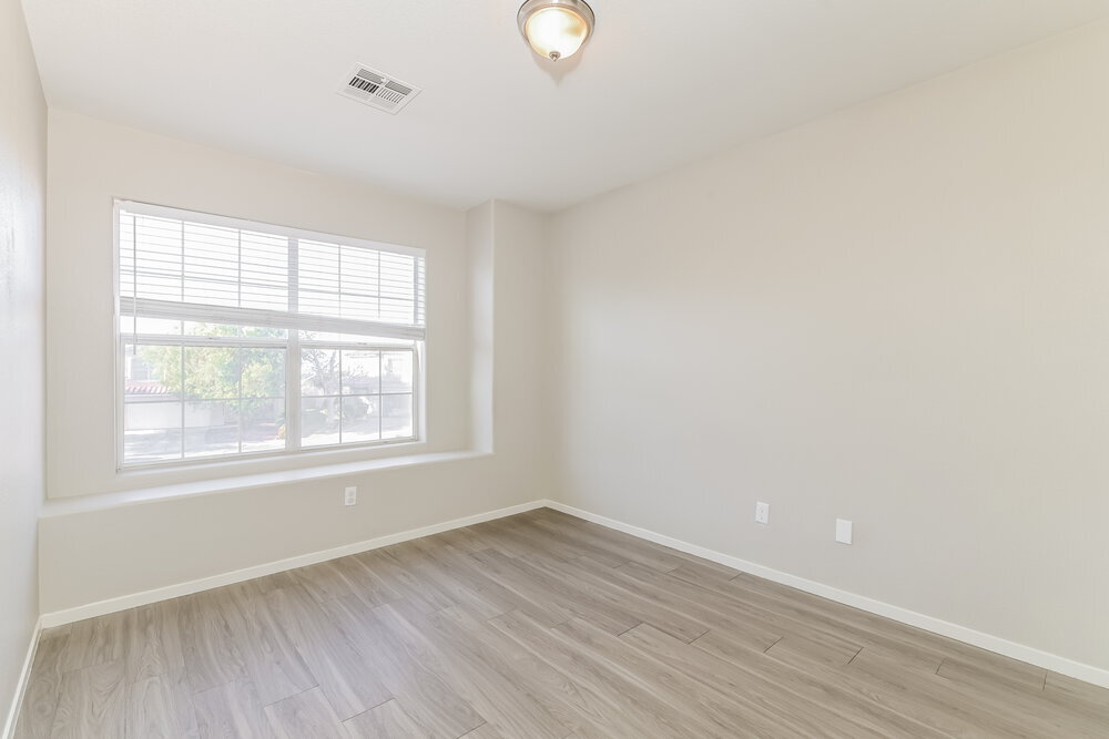 Building Photo - 995 River Walk Ct