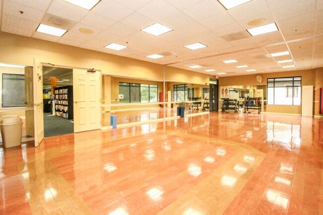 Building Photo - Seasonal Condo Rental At Golf & Country Club