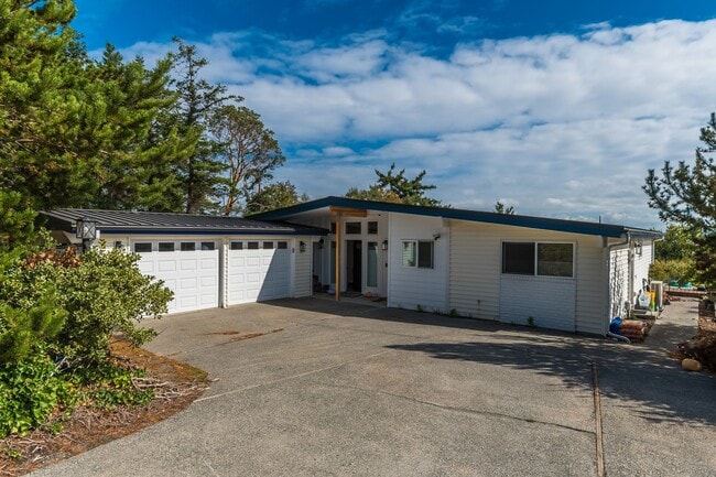 Building Photo - 3 Bedroom 2 Bath Home with a Wonderful View