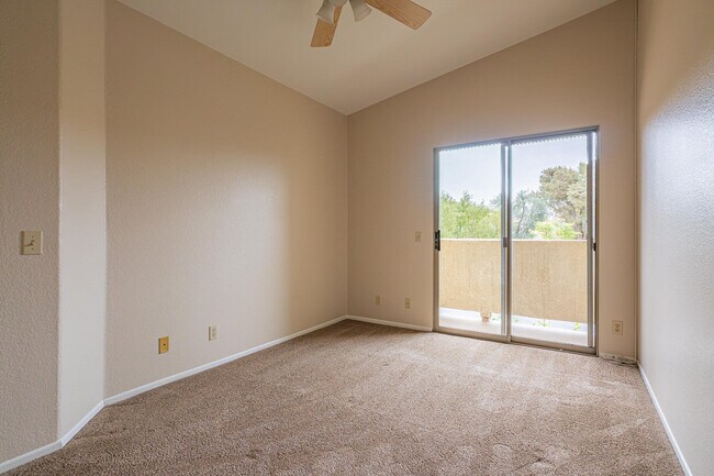 Building Photo - 450 Tava Ln