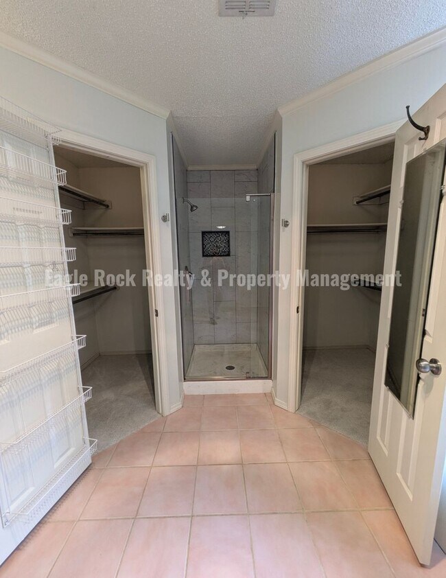Building Photo - 1304 N Umbrella Ave