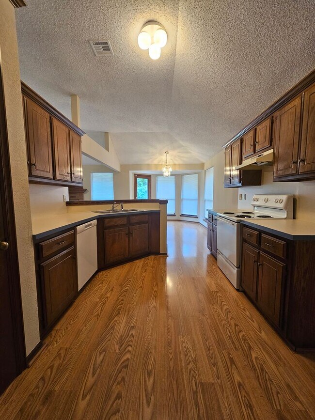 Building Photo - (3) Bed, (2)Bath Avail NOW! Cambridge Addi...