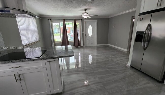 Building Photo - 625 Royal Palm Dr