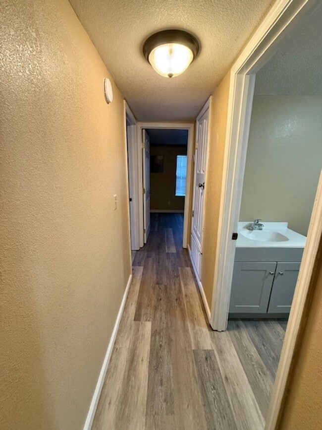 Building Photo - Newly Renovated, spacious 4 bedroom / 3 bath