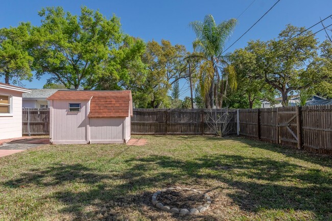 Building Photo - 3/2 Ranch with great outdoor space