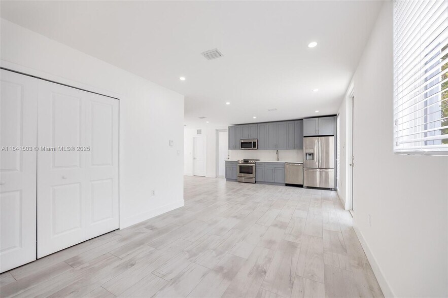 Building Photo - 3823 Thomas Ave