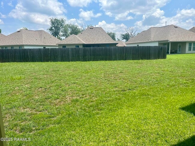 Building Photo - 6217 Lake Edge Dr