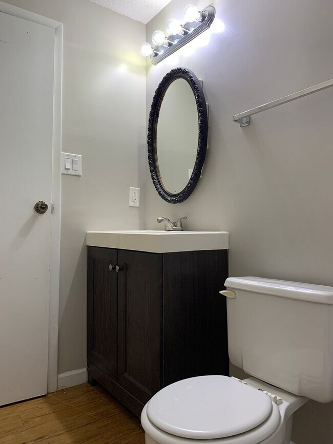 Building Photo - Renovated Raleigh Townhome Conveniently Lo...