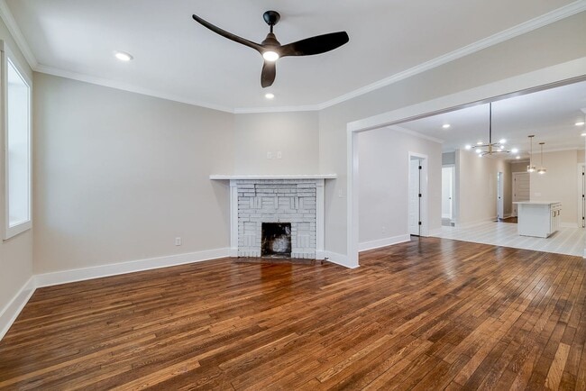 Building Photo - Townhome Close To Downtown..Available NOW!!!