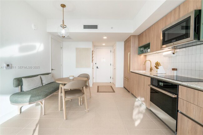 Building Photo - 601 NE 1st Ave