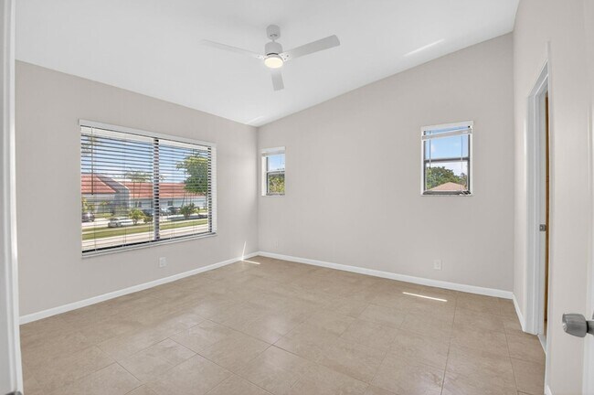 Building Photo - 6649 Somerset Dr