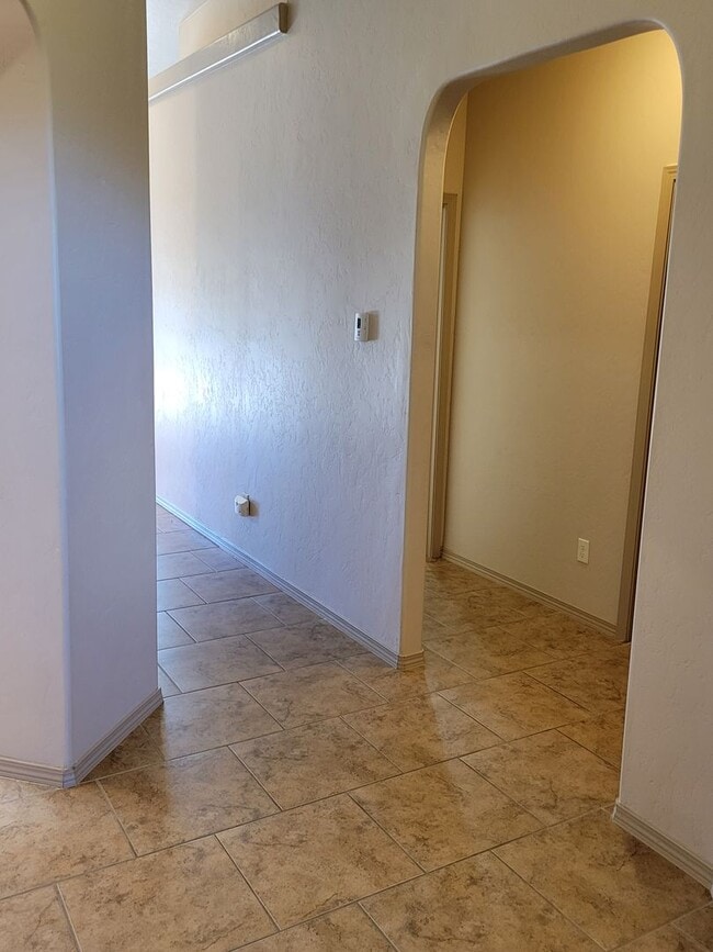Building Photo - 3 Bedroom, 2 Bathroom Home!