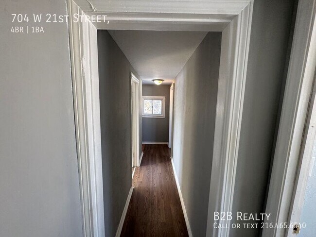 Building Photo - 704 W 21st St