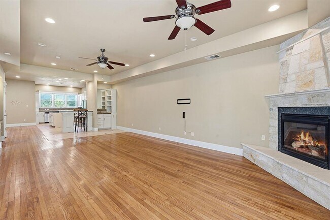 Building Photo - 1305 Cometa St