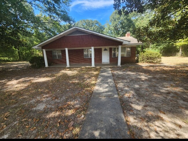 Building Photo - Large 3 Bed 2 Bath Brick Home