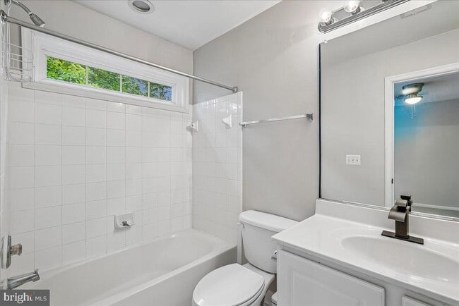 Building Photo - 905 Royal Elm Ct