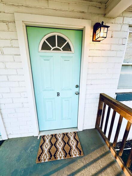 Building Photo - 405 Cedar Lane Rd