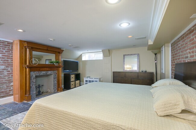 Building Photo - 2027 O Street NW Unit 1