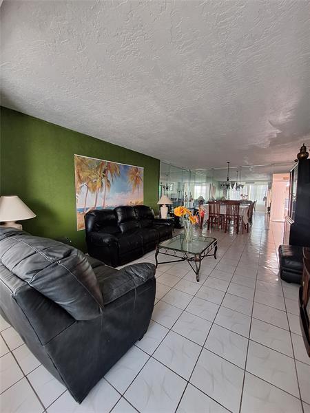 Building Photo - 2821 Somerset Dr