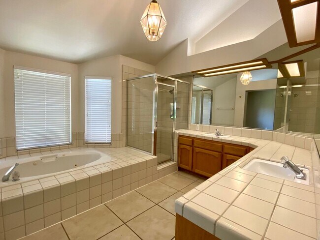 Building Photo - $2,295 Bullard & Fowler, 3 Bedroom - Amber...